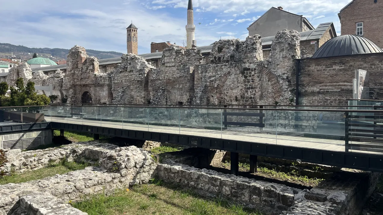 Tæt ved vores hotel ligger ruinerne fra det tidligere karavanserai Tašlihan. Foto Viktors Farmor