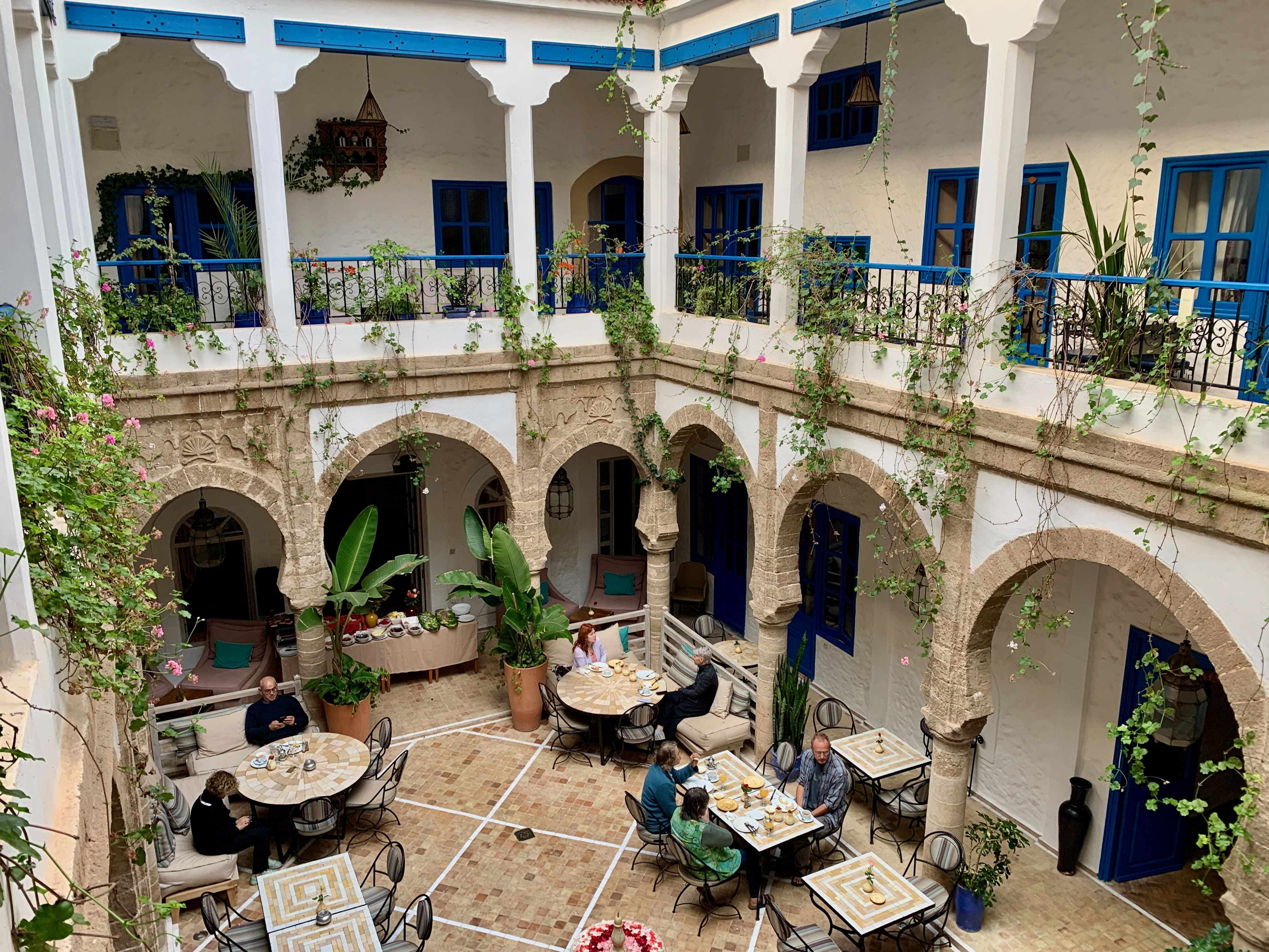 Riad Al Madina er fra 1871 og rummer en grøn gårdhave med fugleliv og på tagterrassen er der udsigt over byens tage. 