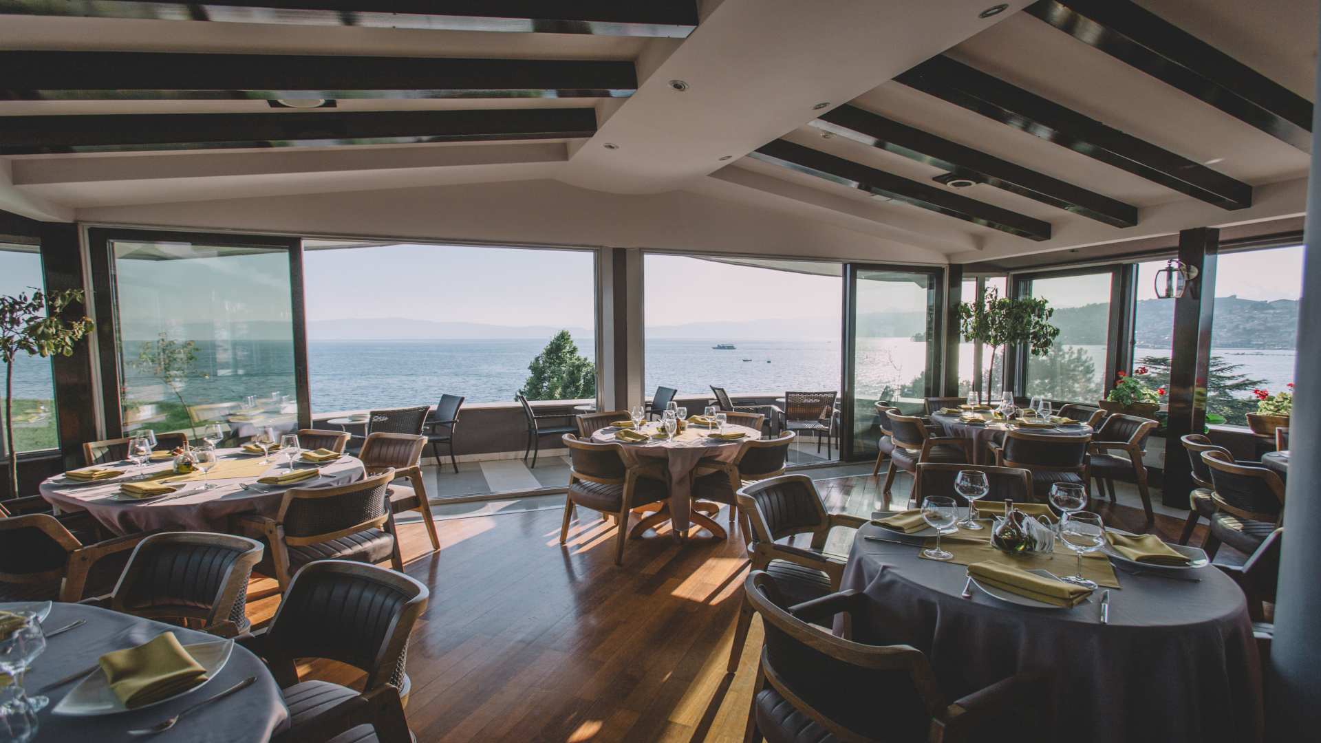 Su Hotel har en rigtig god beliggenhed lige ved Ohridsøen og i gåafstand til byens centrum. 