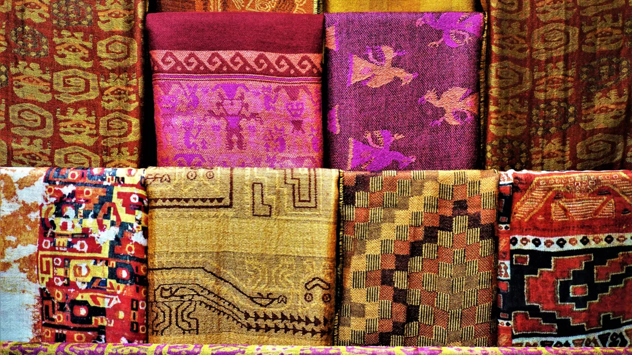 Gyldne tekstiler - Peru må om noget siges at være farverig. Foto Kathrine Svejstrup