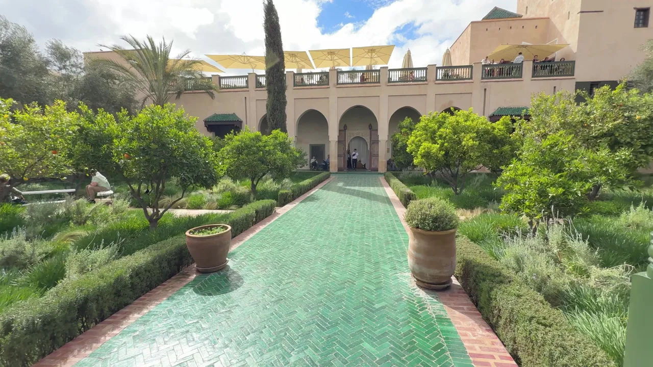 Vi har besøg i ”Den Hemmelige Have”, der ligger som en frodig oase i hjertet af byens hektiske bazar. Foto Morten H. Nielsen