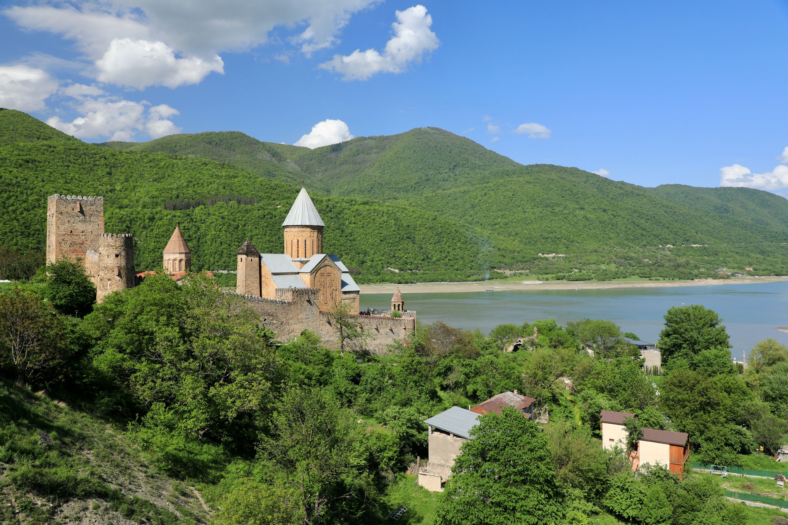 Det befæstede kloster Ananuri ligger flot mellem grønklædte bakker ud til en sø. Foto Anders Stoustrup