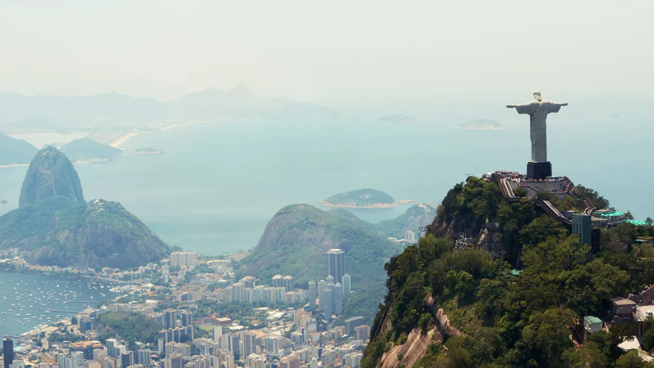Intet besøg i Rio de Janeiro er komplet uden at have besøgt Kristusstatuen på Corcovado-bjerget. Foto Viktors Farmor