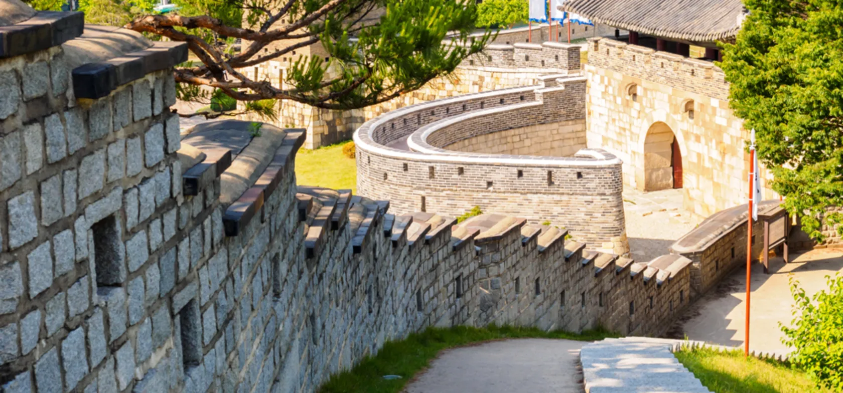 Hwaseong fæstningen strækker sig over 5,7 kilometer og omgiver store dele af Suwon. Foto Viktors Farmor