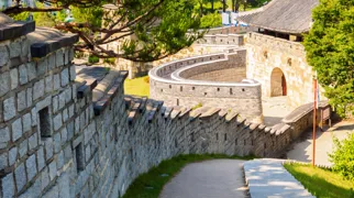 Hwaseong fæstningen strækker sig over 5,7 kilometer og omgiver store dele af Suwon. Foto Viktors Farmor