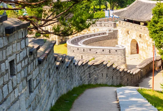 Hwaseong fæstningen strækker sig over 5,7 kilometer og omgiver store dele af Suwon. Foto Viktors Farmor