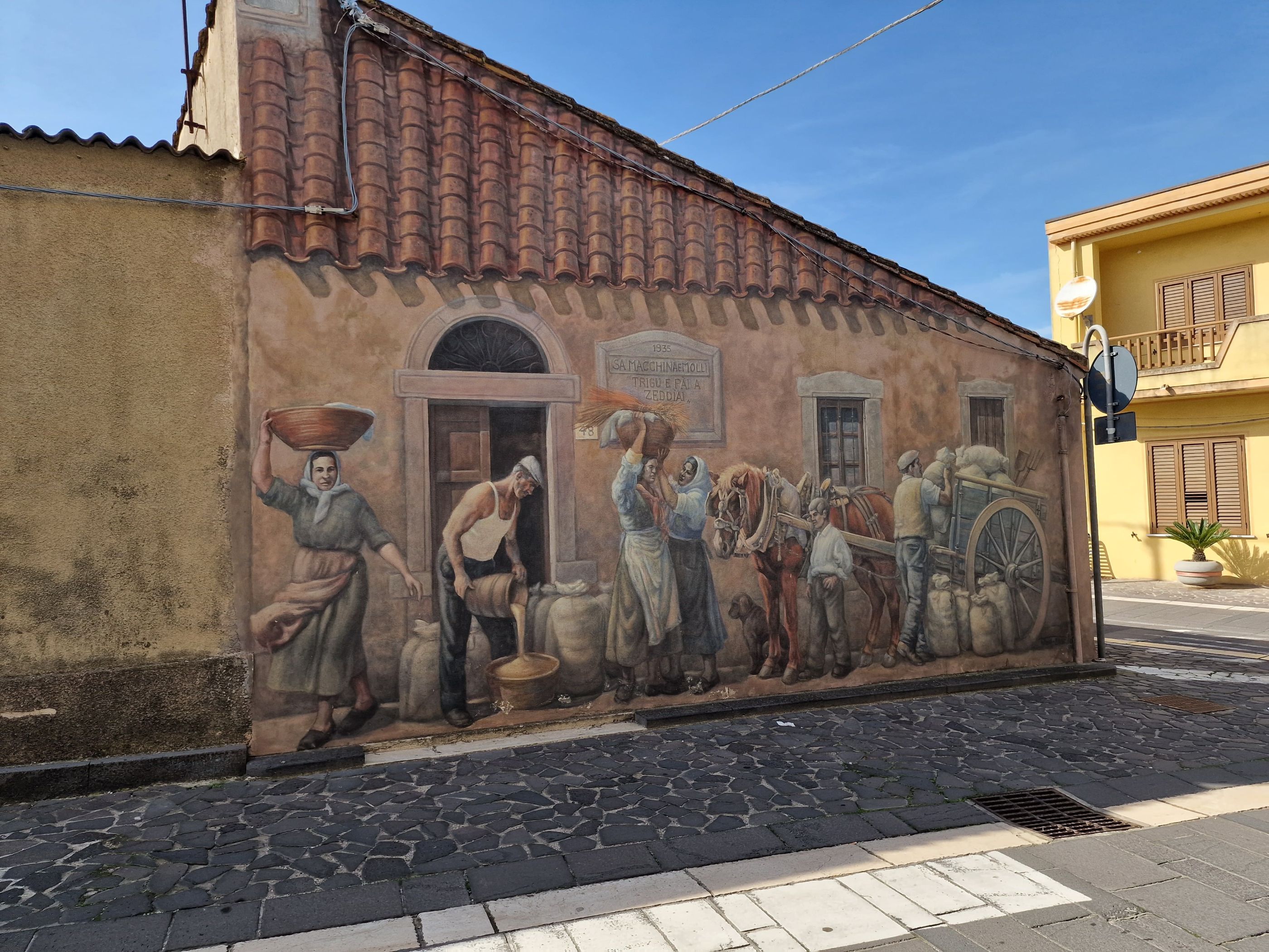 I flere sardinske byer er husmure bemalet med motiver fra liv og arbejde gennem århundreder. Foto Lene Brøndum