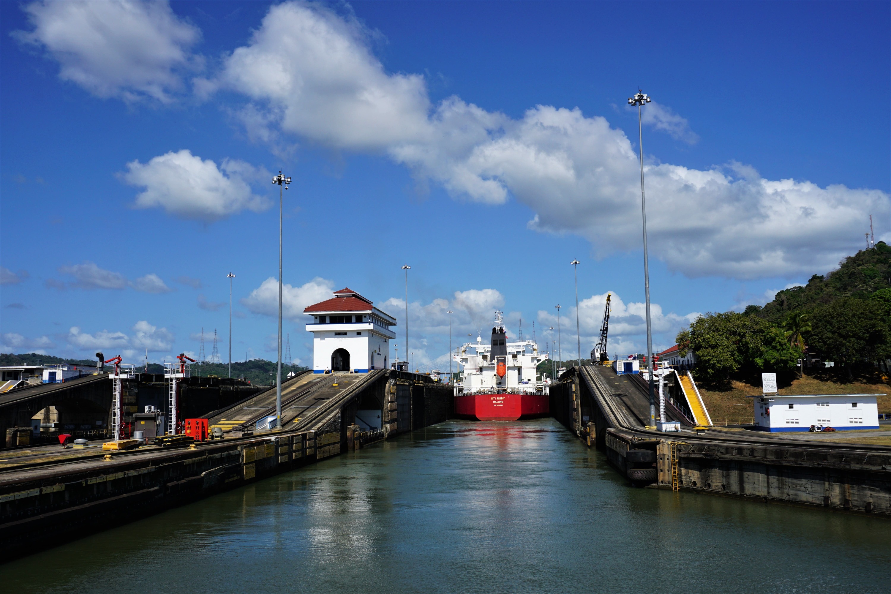 Vi sejler igennem de raffinerede sluseanlæg på Panama Kanalen. Foto Kathrine Svejstrup