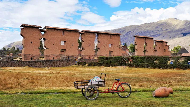 Vi ser de spændende inka-ruiner i Rachi på turen fra Cuzco til Puno. Foto Kathrine Svejstrup