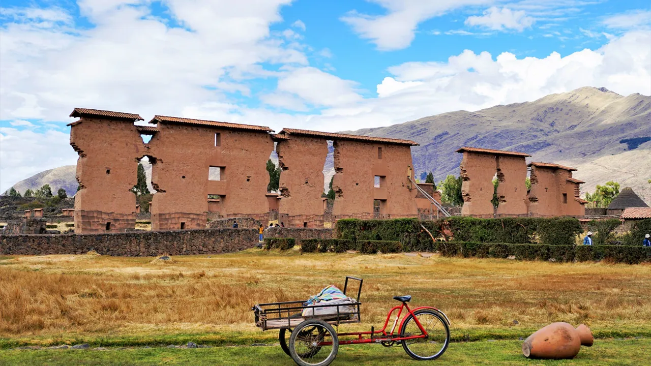 Vi ser de spændende inka-ruiner i Rachi på turen fra Cuzco til Puno. Foto Kathrine Svejstrup