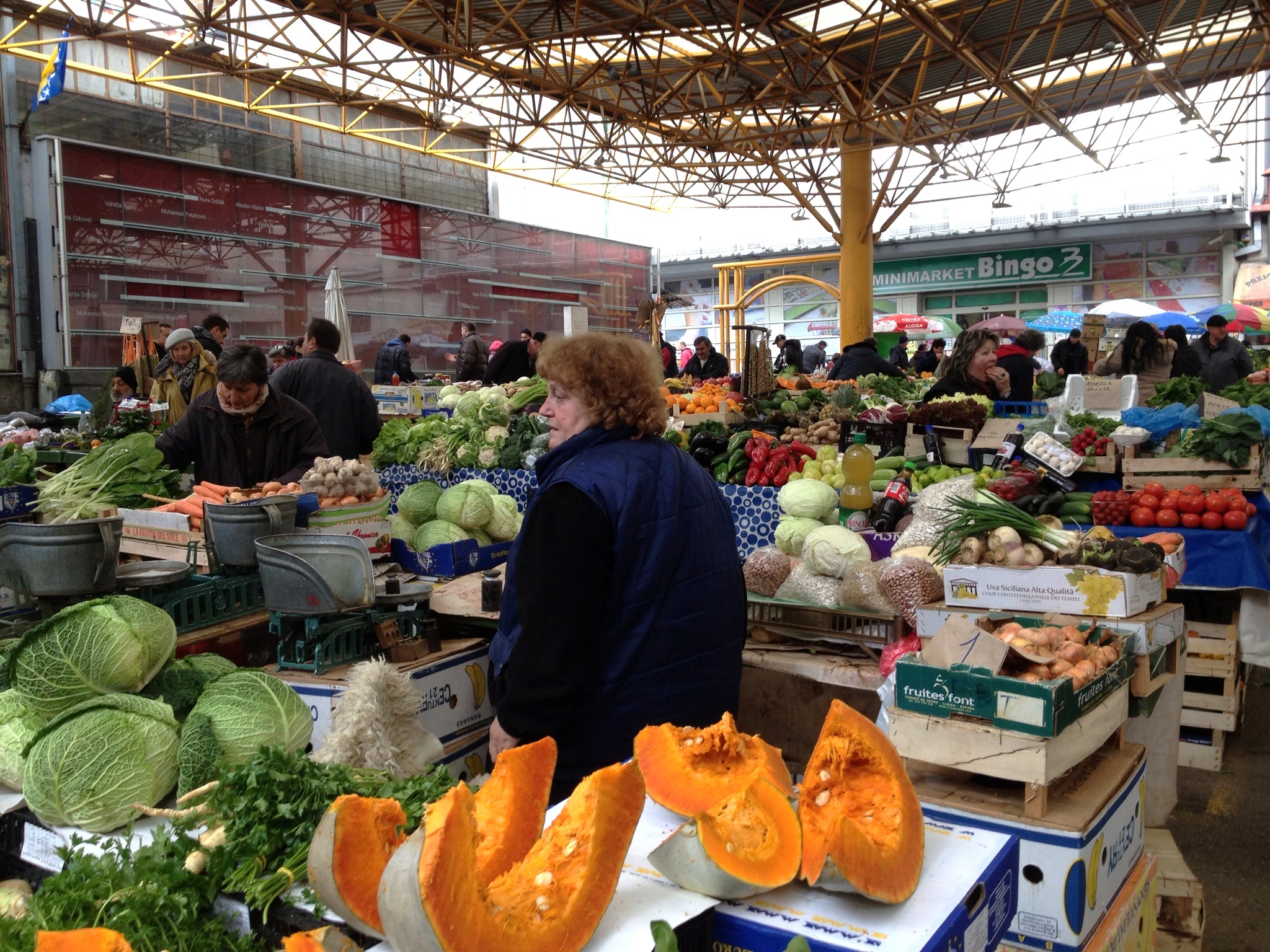 På Sarajevos overdækkede madmarked Pijaca Markale smager vi på lokale delikatesser. Foto Anne Marie Esper Larsen