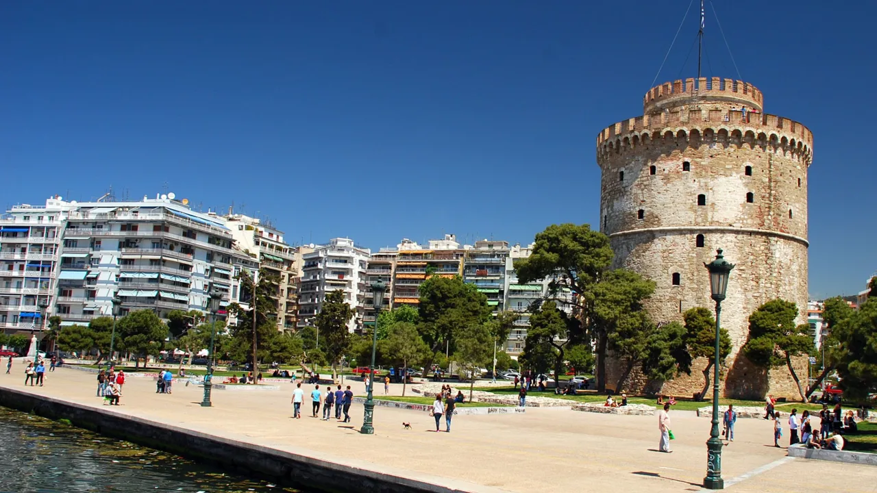 Byens vartegn, det hvide tårn, der er beliggende på havnefronten. Foto Viktors Farmor