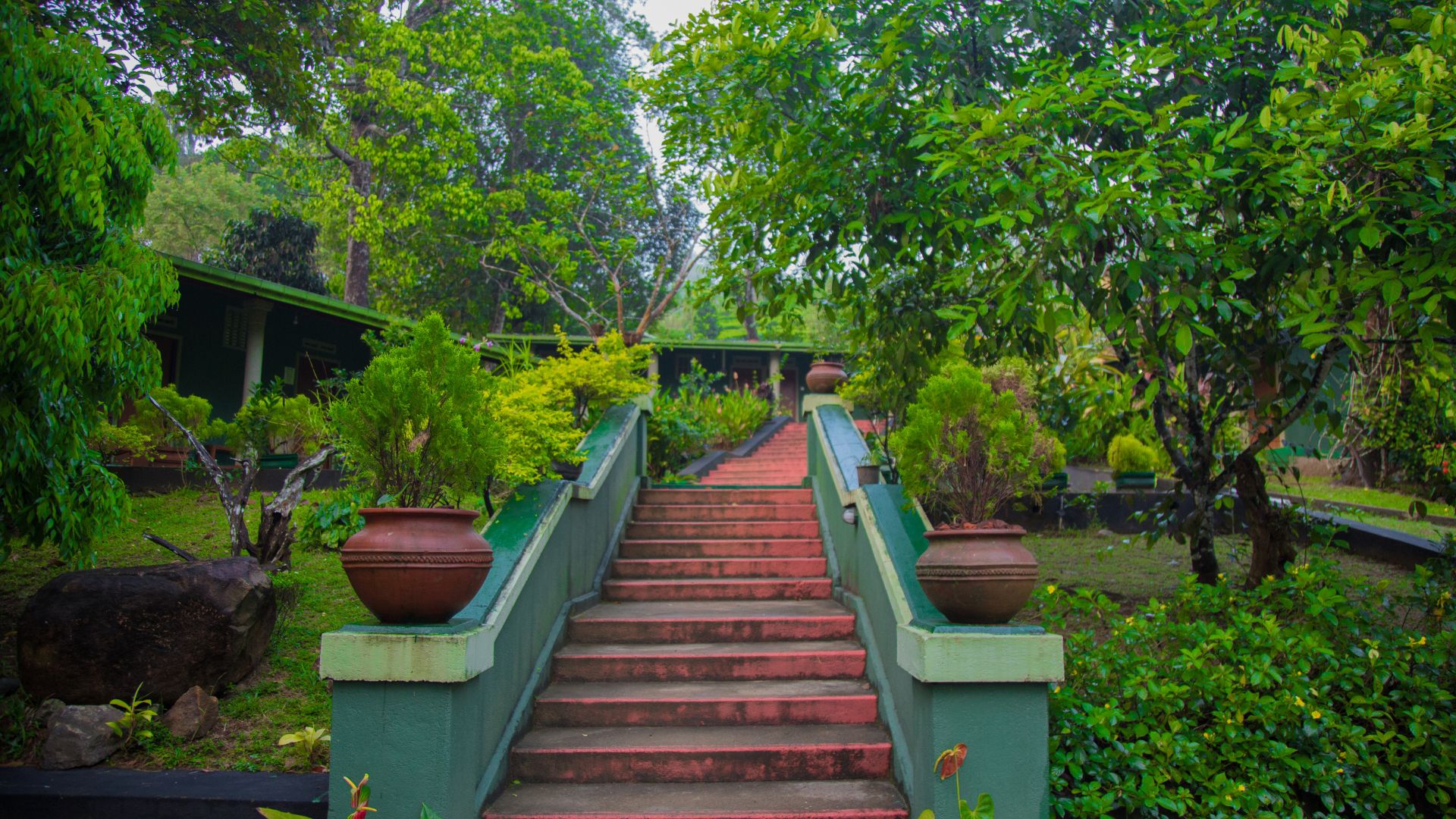 Et overnatningssted af lidt mere beskeden karakter, hvor beliggenheden ved floden og udsigten til bjergene dog opvejer de lidt mere enkle faciliteter. Foto Viktors Farmor
