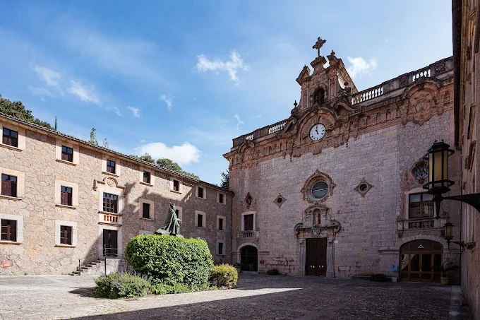 Vi bor de første nætter på det historiske kloster Santuari de Lluc, omgivet af fyrretræer og terrasserede bjergsider. 