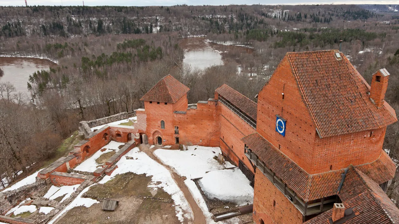 Turaida borgruin fra 1214 ligger omgivet af smuk natur. Foto Viktos Farmor