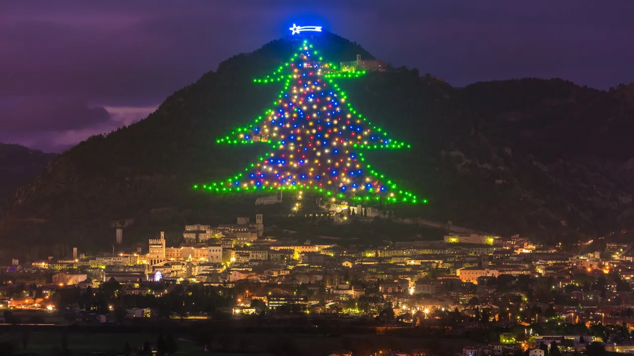 Gubbio har verdens største juletræ. Foto Valerio Mei