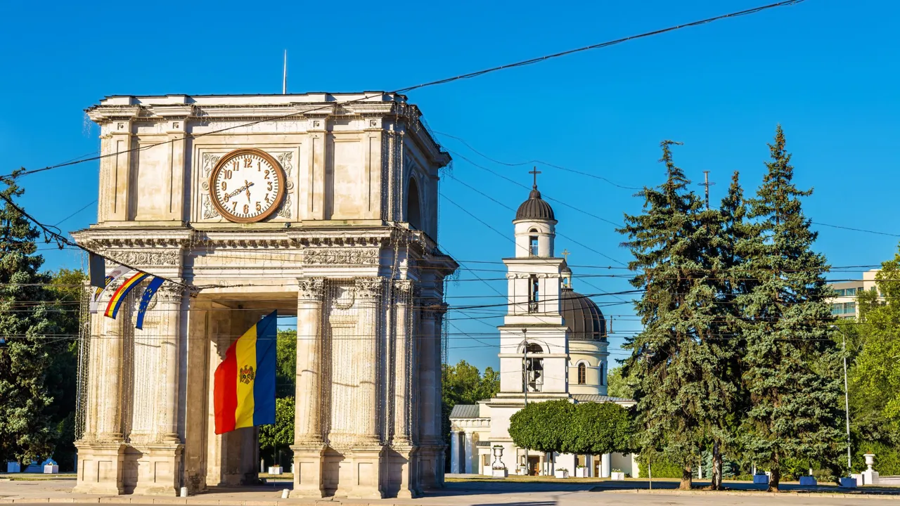 Triumfbuen i Chișinău med Kristi Fødsles Katadralen i baggrunden. Foto Viktors Farmor