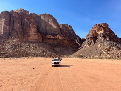 Vi kører ud blandt de smukke naturpanoramaer i Wadi Rum. Foto Josefine Aude Raas