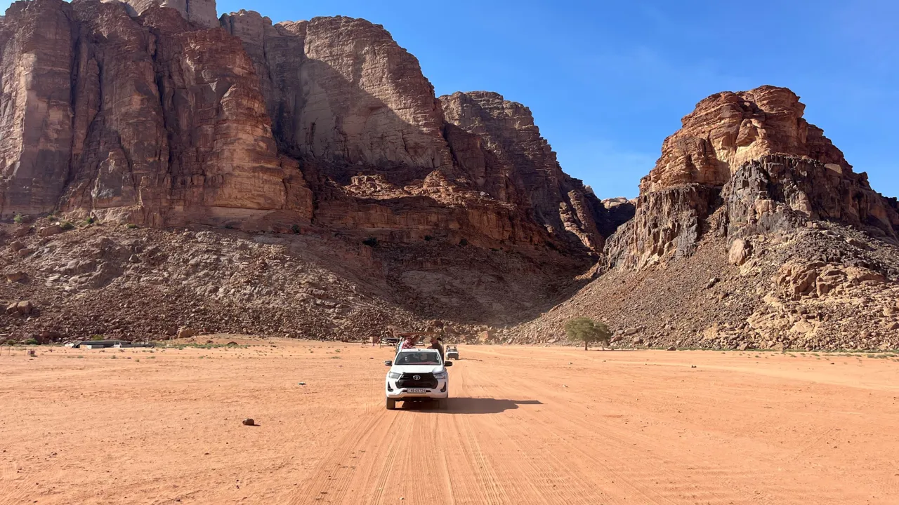 Vi kører ud blandt de smukke naturpanoramaer i Wadi Rum. Foto Josefine Aude Raas