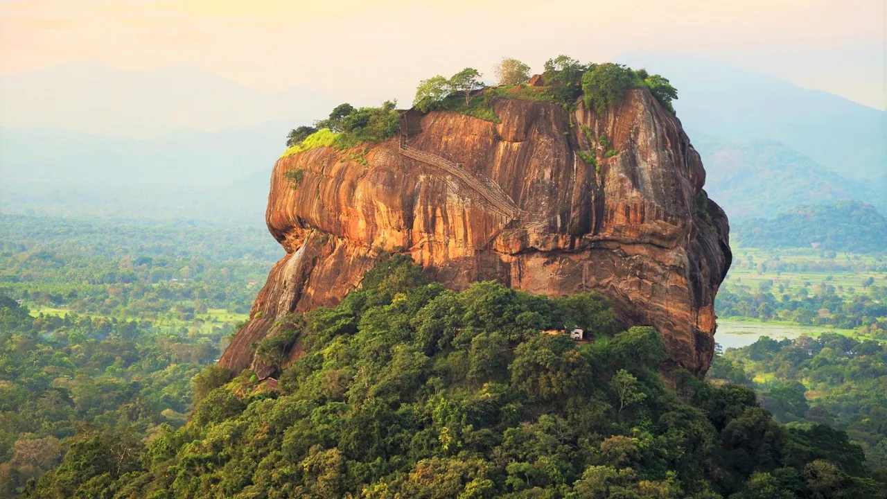 Et af rejsens højdepunkter er Sigiriya, som rejser sig lodret op i landskabet.