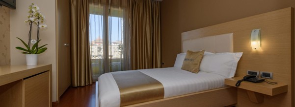 På grupperejsen til Albanien og Kosovo med Viktors Farmor sover vi på Hotel Sky 2 i Albaniens hovedstad Tirana