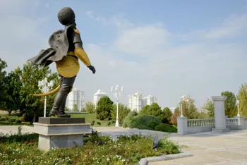 Selvstændighedsparken i Ashgabat. Foto Ole Sand