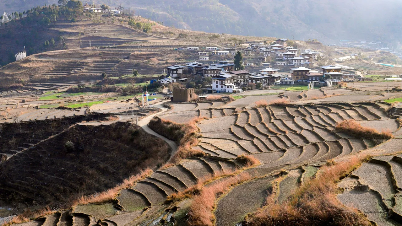 Små landsbyer pryder Punakha dalen i Bhutan. Foto Viktors Farmor