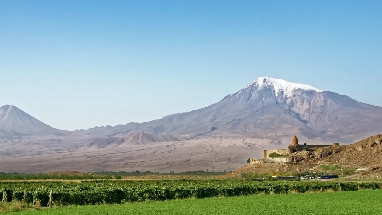 Klosteret Khor Virap ligger smukt med Ararat i baggrunden.