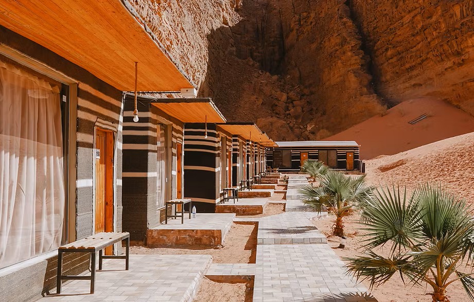 Efter vores off-road tur i Wadi Rums dramatiske ørkenlandskaber overnatter vi i vores camp Hasan Zawaideh. 