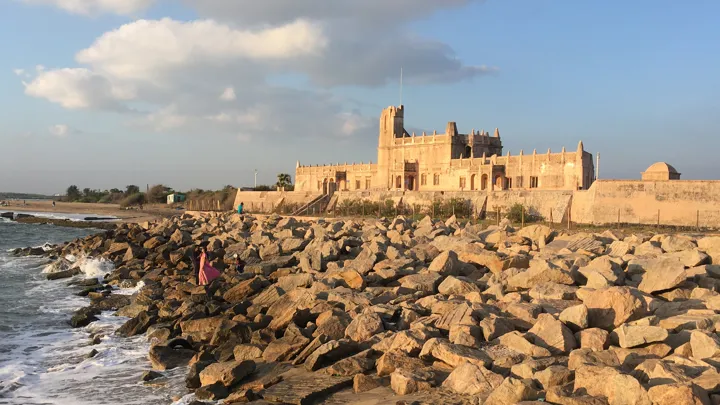 Det gamle danske fort Dansborg ligger smukt ud til havet i Tranquebar i Indien. Foto Vagn Olsen