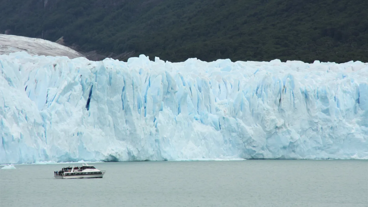 Sejltur ved Perito Moreno gletsjeren. Foto Michael Andersen