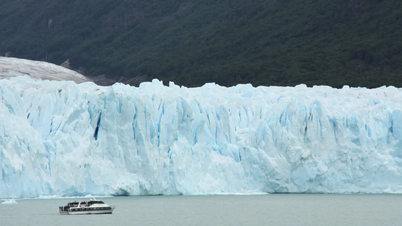 Sejltur ved Perito Moreno gletsjeren. Foto Michael Andersen