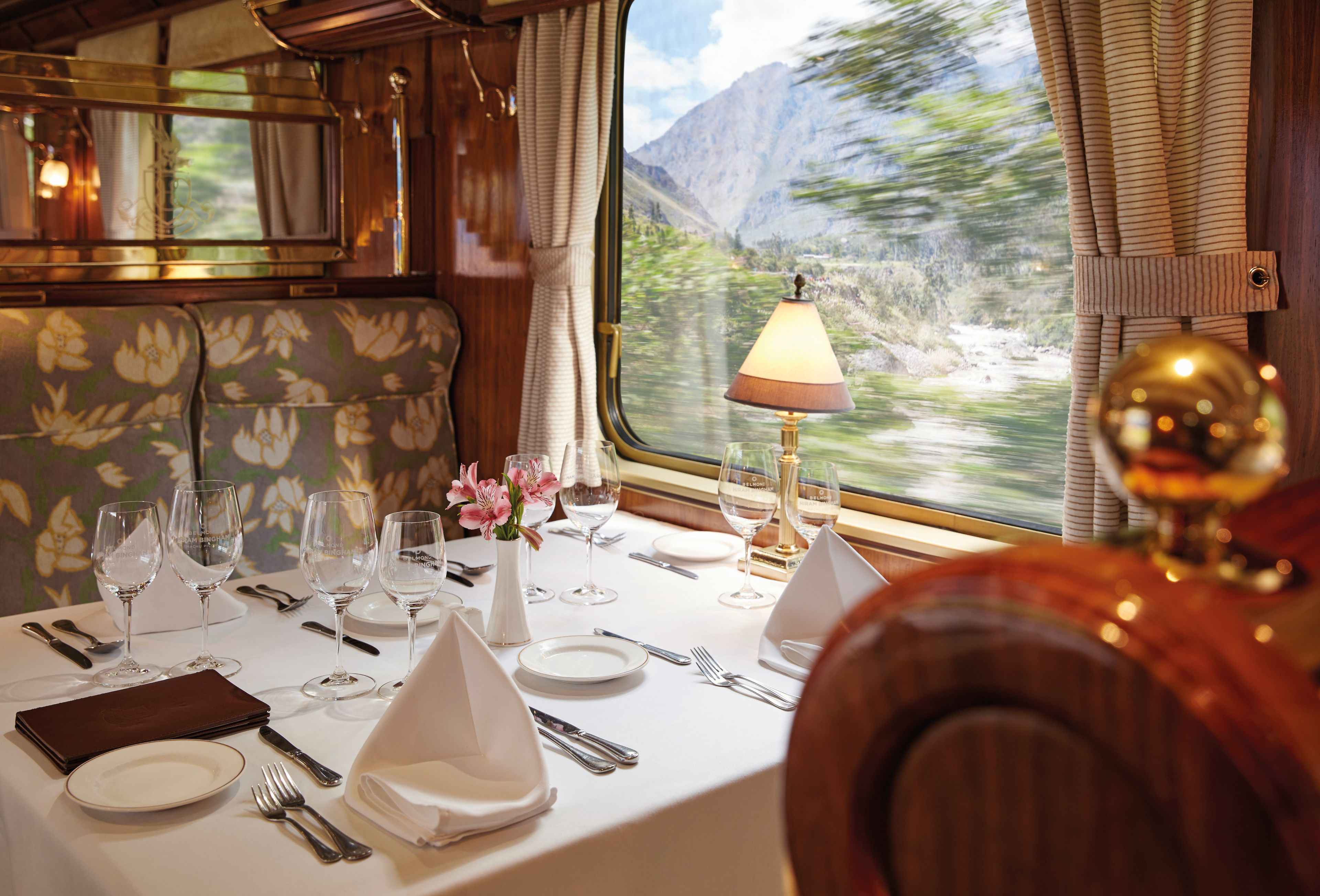 Vi spiser luksusbrunch på det eksklusive Hiram Bingham-tog på vej til Machu Picchu. Foto Viktors Farmor