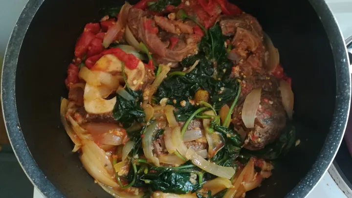 Madagaskars nationalret romazava er en ingefærkrydret gryderet med zebu og grøntsager. Foto Viktors Farmor