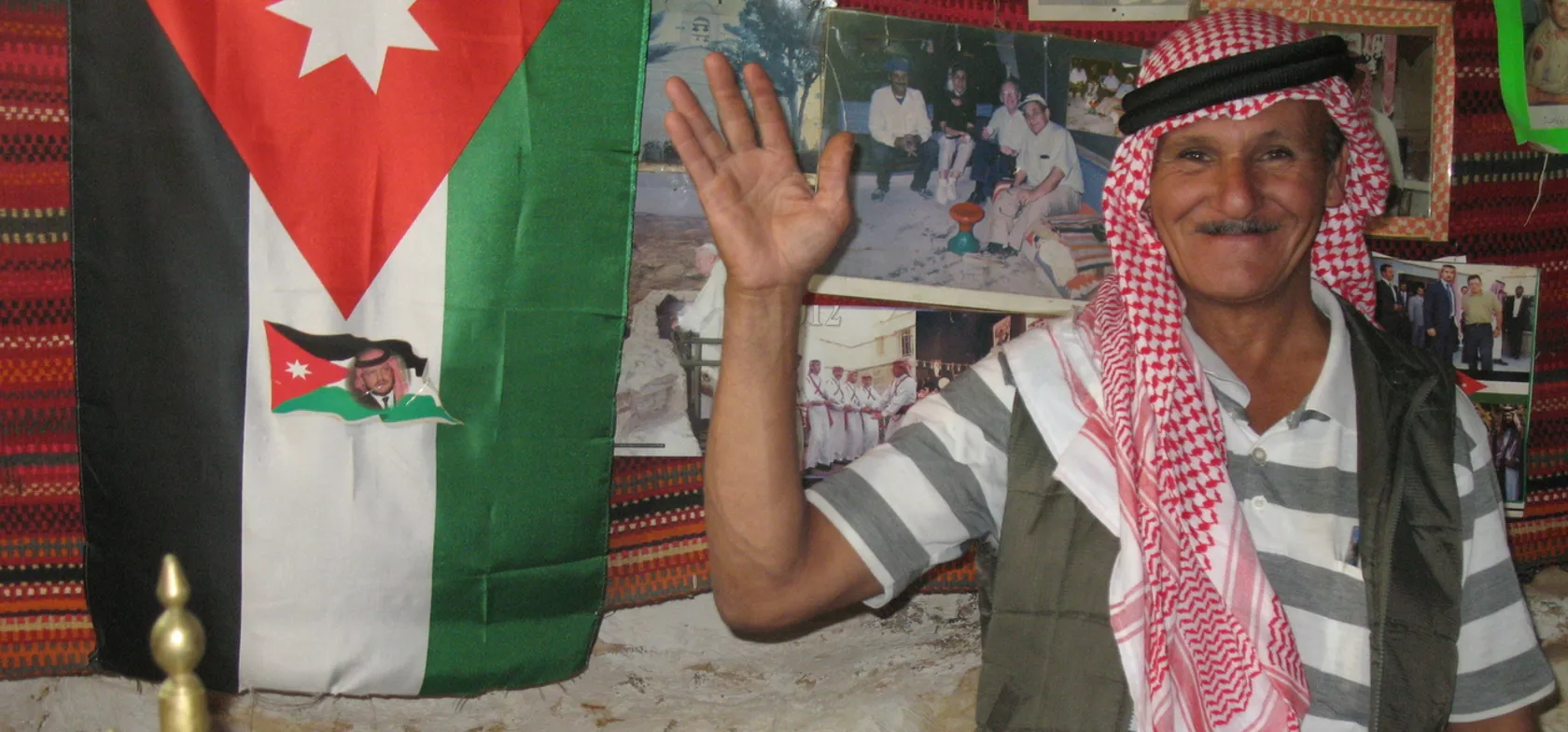 En venlig lokal mand vinker i Jordan. Foto Kirsten Gynther Holm