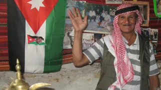 En venlig lokal mand vinker i Jordan. Foto Kirsten Gynther Holm