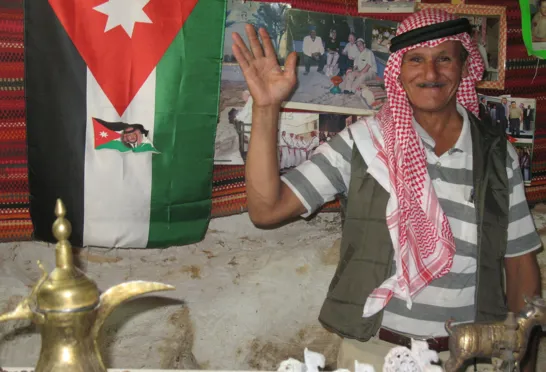 En venlig lokal mand vinker i Jordan. Foto Kirsten Gynther Holm