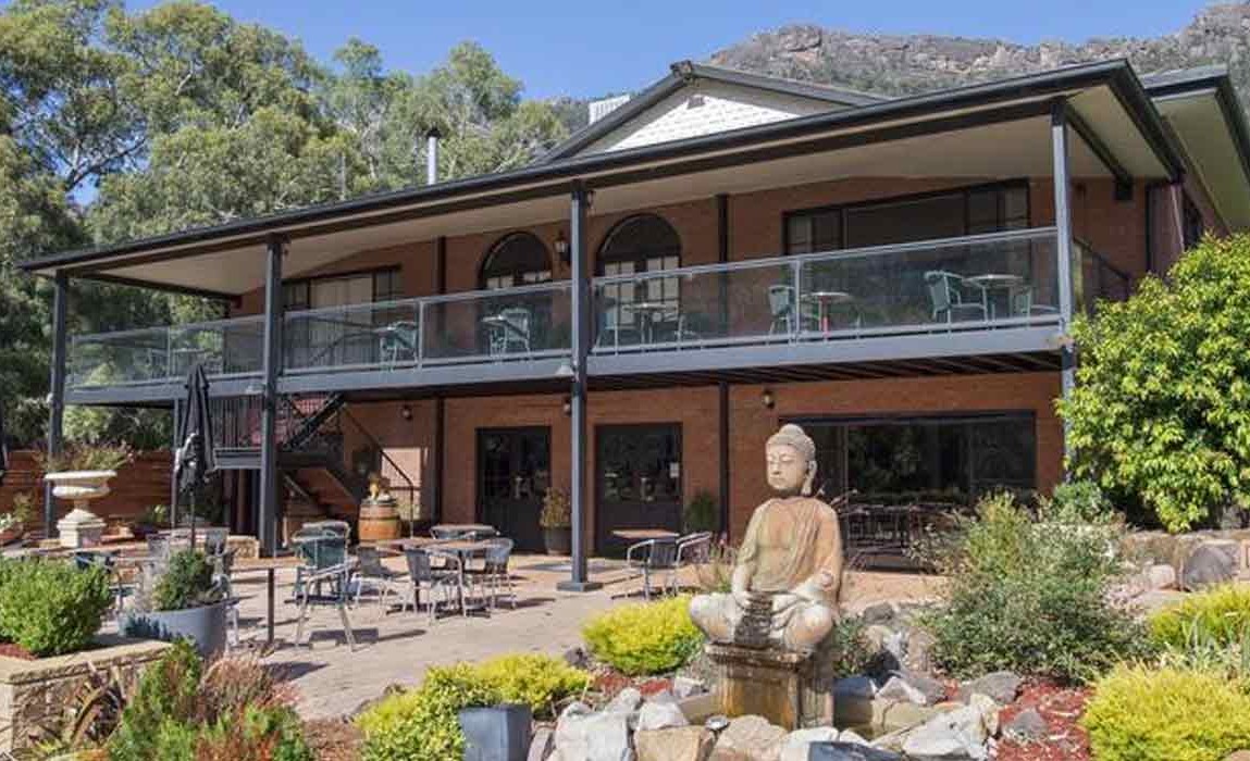 Country Plaza Halls Gap er et hyggeligt lille turistklassehotel med en god beliggenhed på hovedgaden i den lille by Halls Gap. Foto Viktors Farmor