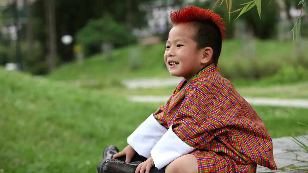 Moderne og traditionelt mødes i Bhutan. Foto Viktors Farmor
