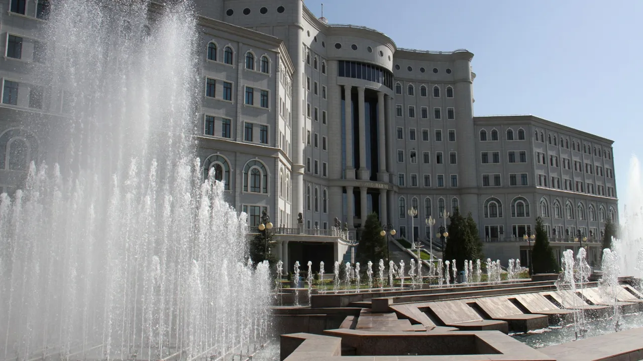 Den centrale plads i Tajikistans hovedstad, Dushanbe. Foto Erik Hermansen