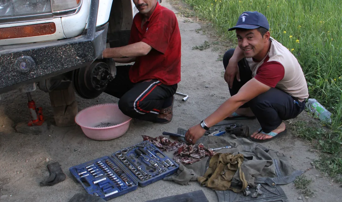 Det er nødvendigt at kunne reparere bil i Tajkiistan. Foto Erik Hermansen