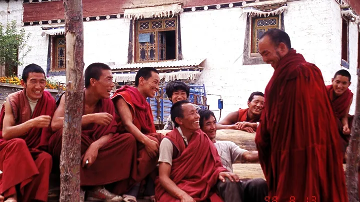 Munke ved Songzanlin klostret i Kina. Foto Viktors Farmor