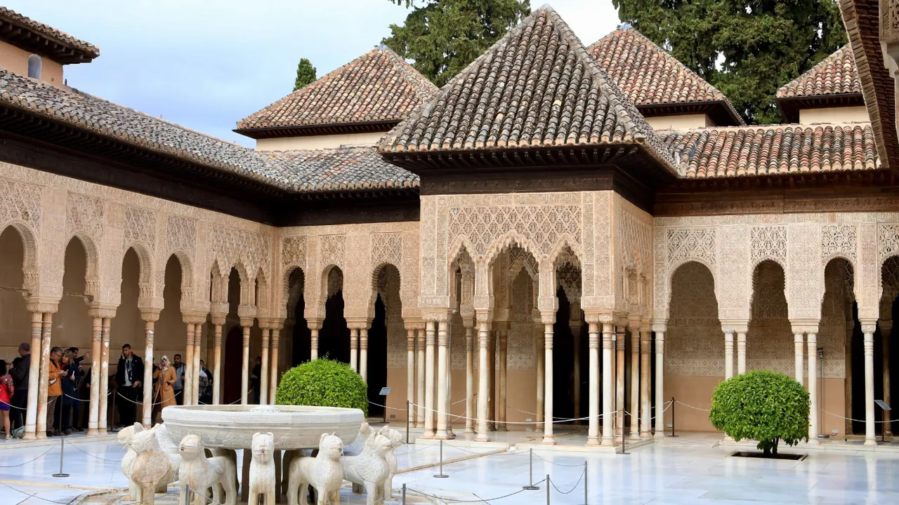 Løvegården Patio de los Leones er et af højdepunkterne i Alhambra i Granada. Foto Anders Stoustrup