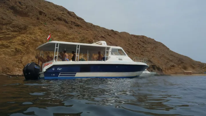 På vores fridag i Muscat er der mulighed for at tage ud og snorkle fra båd. Foto Lene Ravn