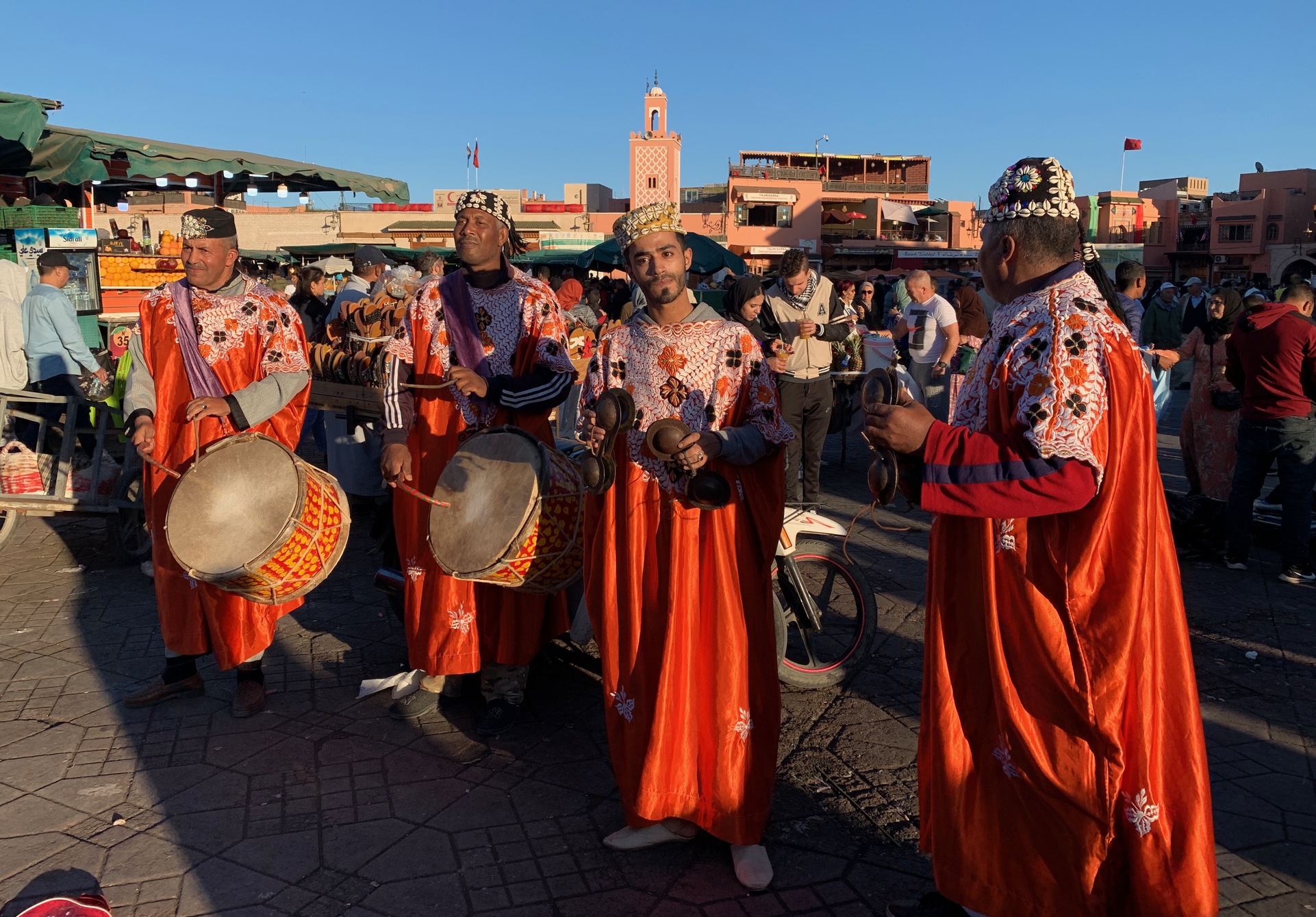 Musikanter underholder på Fna-pladsen i Marrakesh. Foto af Anders Stoustrup