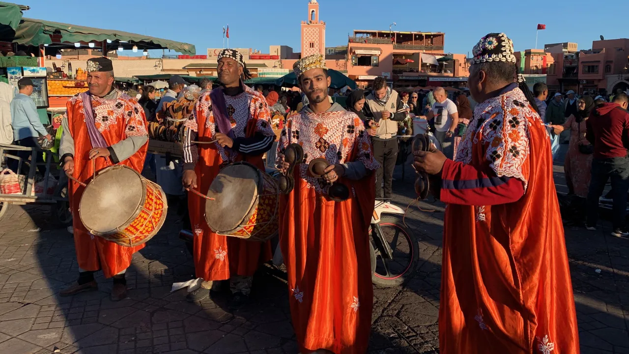 Musikanter underholder på Fna-pladsen i Marrakesh. Foto af Anders Stoustrup