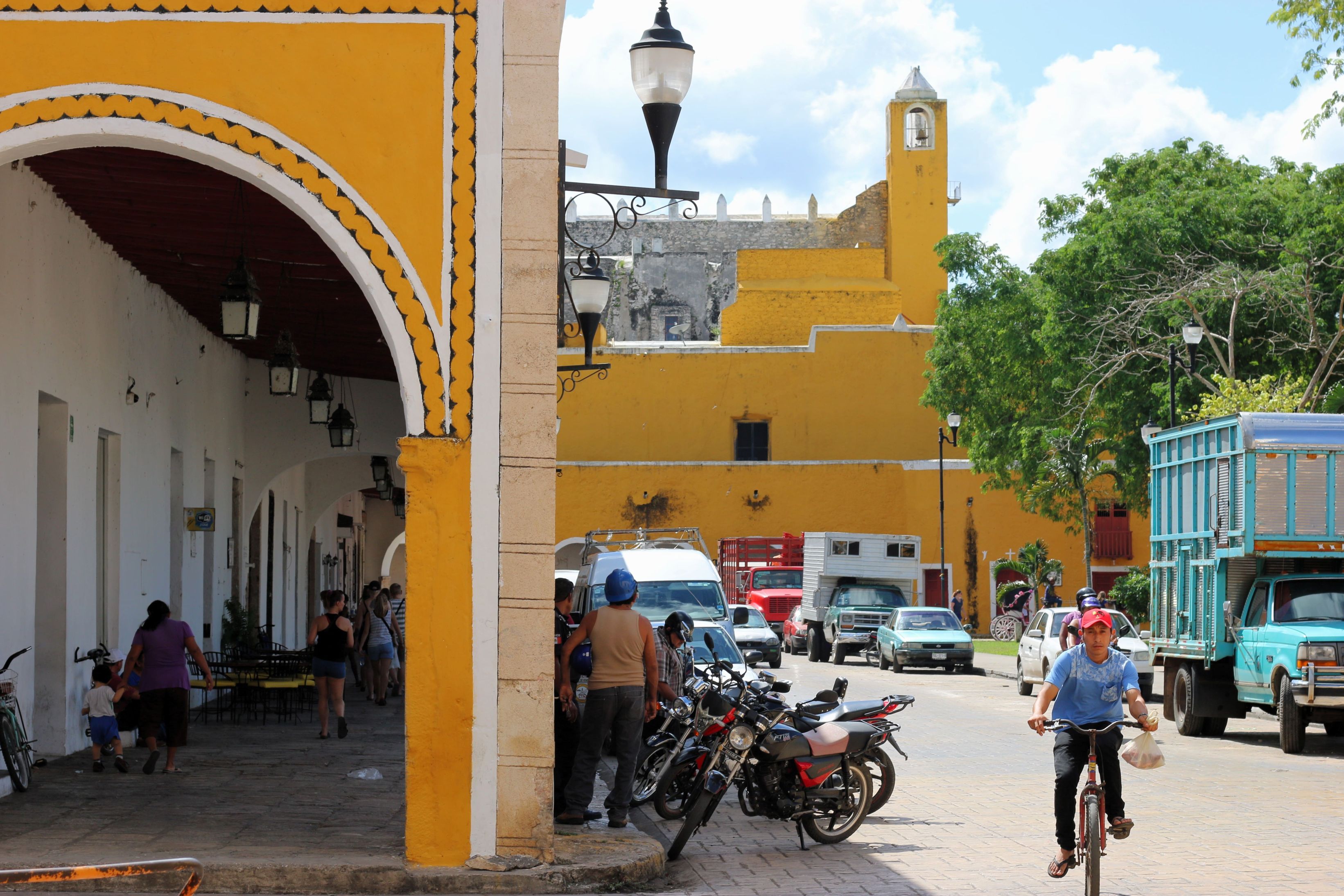 Gadeliv mellem en af Yucatan halvøens charmerende byer. Foto Caroline Sølvsten