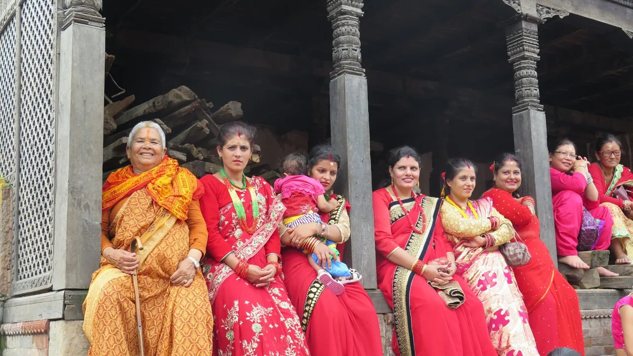 At deltage i Teej er som at svømme i et overvældede hav af rødt. Foto Tania Karpatschof