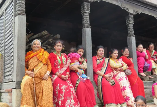 At deltage i Teej er som at svømme i et overvældede hav af rødt. Foto Tania Karpatschof