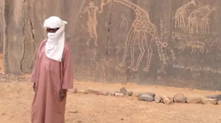 Vores Tuaregguide  viser os et af de store klippemalerier.